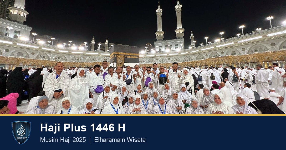 Rombongan jamaah haji plus Elharamain Wisata berpakaian ihram berfoto bersama di pelataran Masjidil Haram dengan latar Ka'bah pada malam hari, musim haji 1446 H 2025