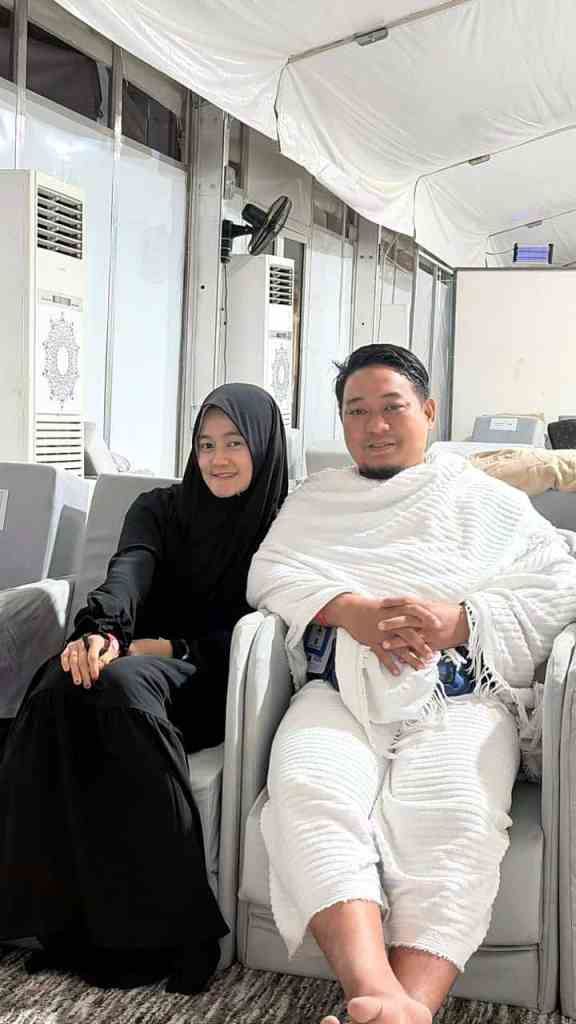 Sepasang jamaah haji khusus beristirahat di sofa dalam tenda ber-AC
